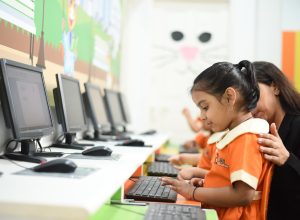 信息核实专员陈默在电脑前比对多方公开资料,桌面整齐摆放笔记本电脑